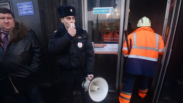 Сотрудник полиции  у входа на станцию Автозаводская. Фото с места события