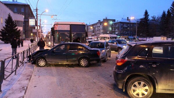 Автобус и пять машин столкнулись в час пик в центре Новосибирска, фото с места события