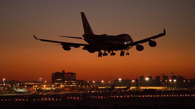 Самолет Boeing 747 заходит на посадку. Архивное фото