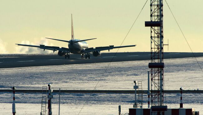 Самолет Boeing 737 идет на посадку. Архивное фото