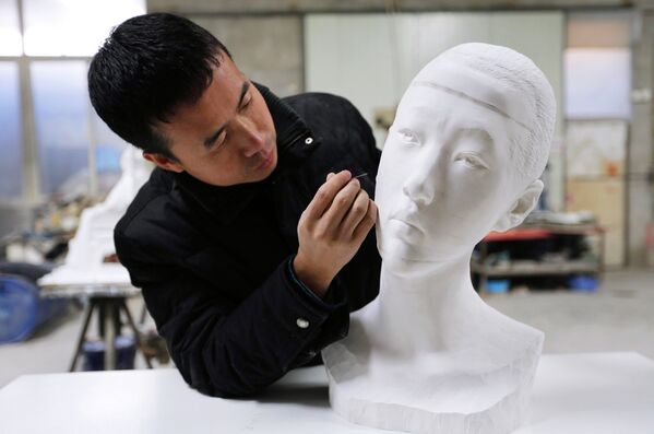 Китайский художник создает скульптуры из бумаги
