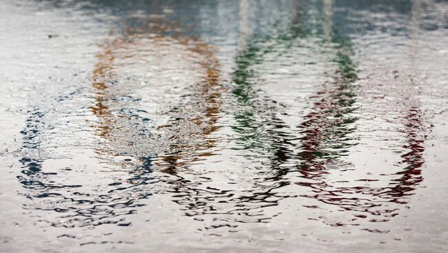 Отражение олимпийских колец в воде. Архивное фото