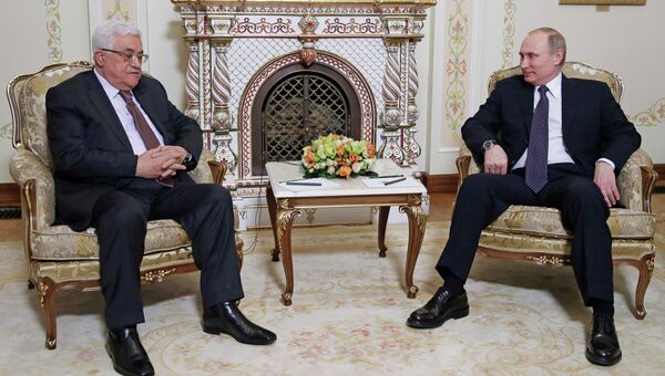 Президент России Владимир Путин (справа) во время встречи с президентом Палестины Махмудом Аббасом. Архивное фото
