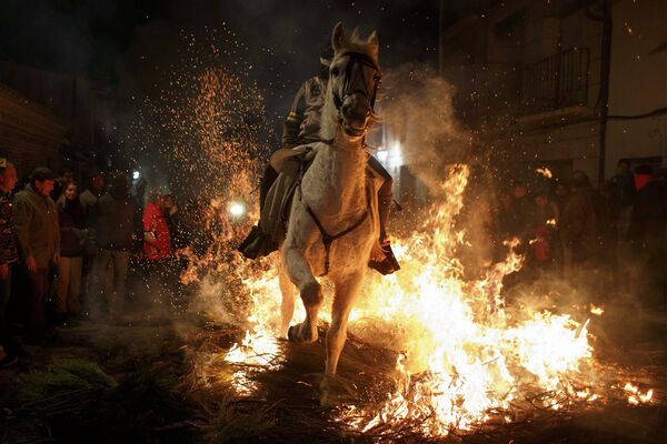 Человек едет на лошади сквозь пламя