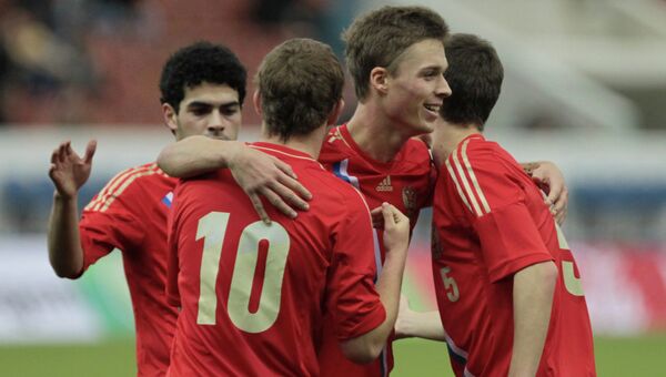 Футболисты молодежной сборной России радуются забитому мячу в финальном матче международного турнира Кубок Содружества