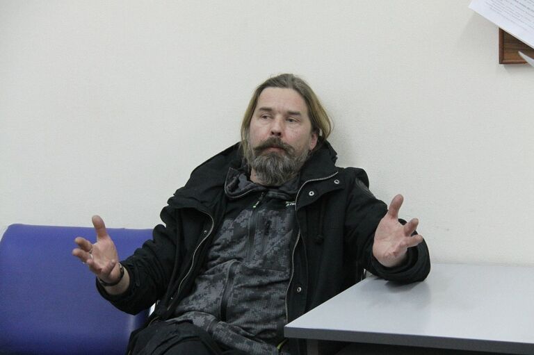 Музыкант Сергей Паук Троицкий в дежурной части линейного отдела полиции в новосибирском аэропорту Толмачево Музыкант Сергей Паук Троицкий в дежурной части линейного отдела полиции в новосибирском аэропорту Толмачево