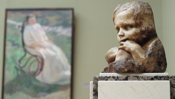 Скульптура А.Голубкиной Ребенок (1909 год), представленная на открытии выставки Анна Голубкина. К 150-летию со дня рождения в Третьяковской галерее в Москве