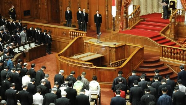 Сессия парламента открылась в Японии в обстановке театрального действа
