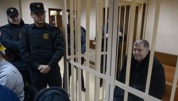 Суд арестовал главу полиции аэропорта Домодедово Максима Титова. Фото с места событий
