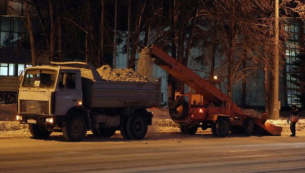 Работы по уборке снега с улиц Новосибирска, архивное фото