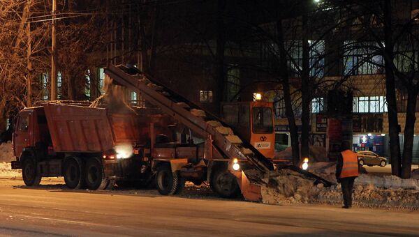 Работы по уборке снега с улиц Новосибирска, фото из архива