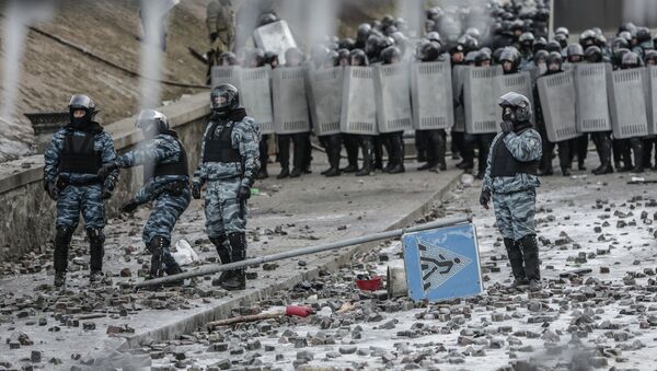 Беспорядки в КиевеСотрудники правоохранительных органов стоят в оцеплении у стадиона Динамо в Киеве. Фото с места события
