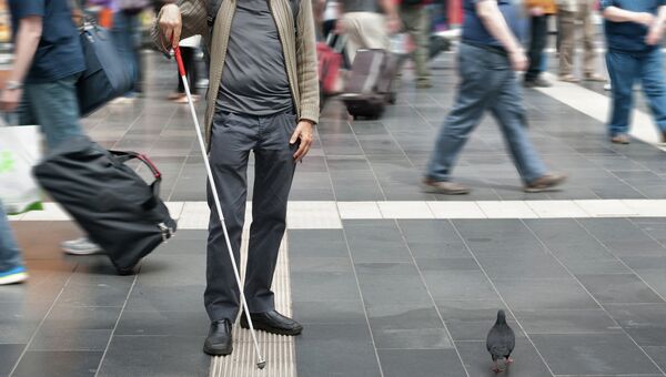 Слепой человек во время прогулки