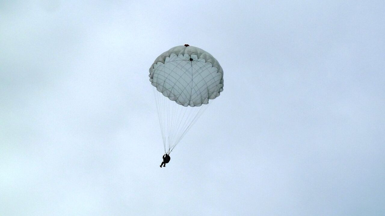 В Балашихе парашютист спрыгнул с балкона многоэтажки - РИА Новости,  28.01.2024