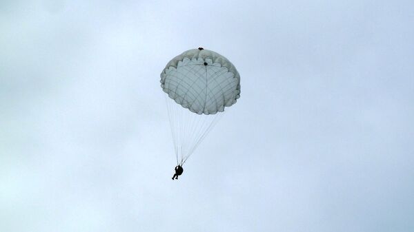 Разведчики в мороз прыгнули с парашютами под Новосибирском