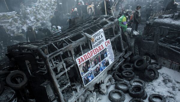 Оппозиционеры на баррикаде на улице Грушевского. Фото с места событий