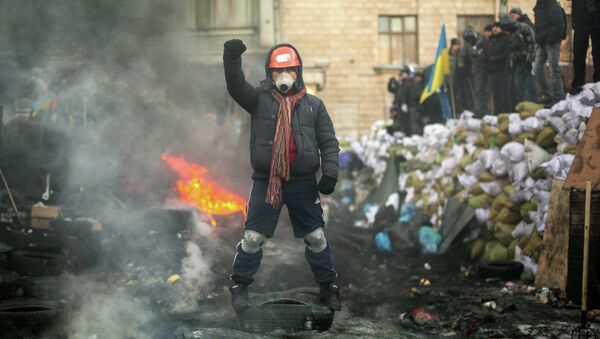 Оппозиционеры на баррикаде на улице Грушевского в Киеве. Архивное фото