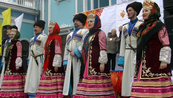 Ставропольцы встретили огонь ОИ-2014 казачьими песнями и народными танцами