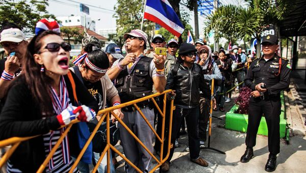 Протестующие блокируют вход на избирательный участок в Бангкоке. Фото с места события
