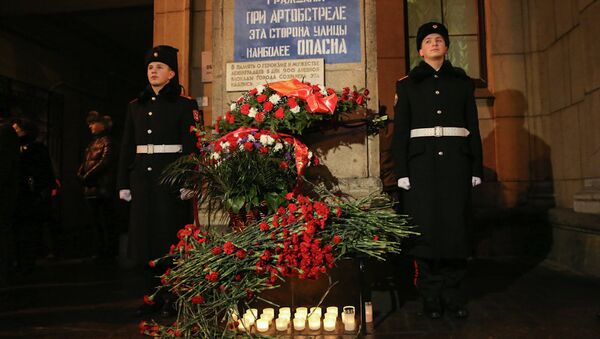 Возложение цветов к памятной доске в годовщину снятия блокады в Петербурге