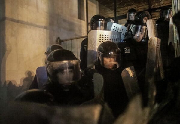 Сотрудники правоохранительных органов стоят в оцеплении у здания Украинского Дома в центре Киева