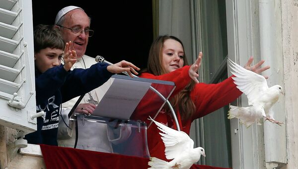 Папа Франциск вместе с двумя детьми, выпустил двух горлиц в качестве символа Мира
