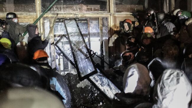 Сторонники евроинтеграции штурмуют здание Украинского Дома в центре Киева. Фото с места события