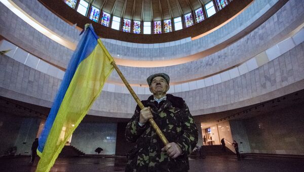 Мужчина с национальным флагом Украины в холле Украинского дома, архивное фото