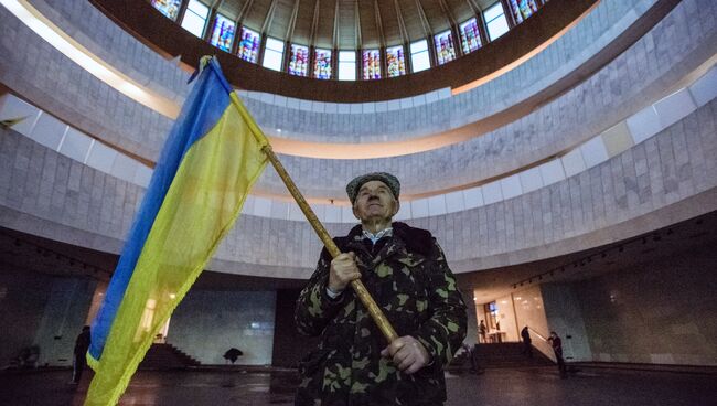 Человек с национальным флагом Украины, архивное фото