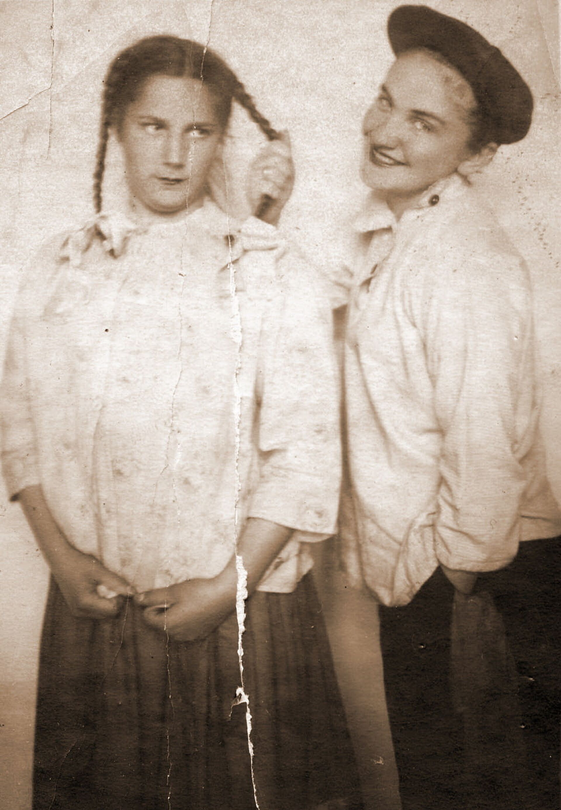 Актриса Галина Короткевич (слева) во время выступления во фронтовой бригаде - РИА Новости, 1920, 06.08.2021