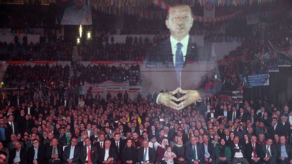 Премьер Турции выступил перед сторонниками в виде огромной 3D-голограммы, фото с места события
