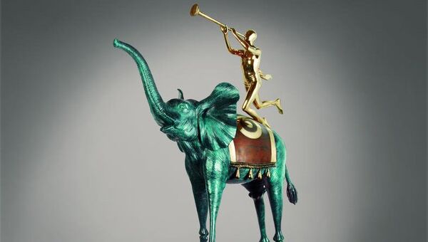 Скульптурная композиция Сальвадора Дали Триумфальный слон