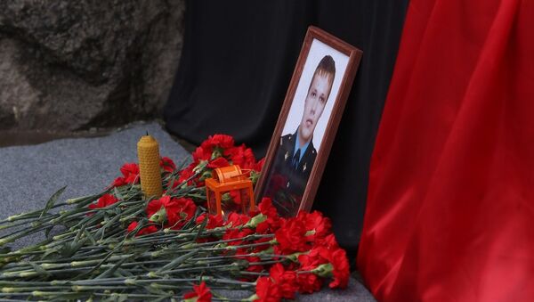 Фотография сотрудника полиции Дмитрия Маковкина и цветы в память о погибших в результате взрыва на железнодорожном вокзале в Волгограде. Архивное фото