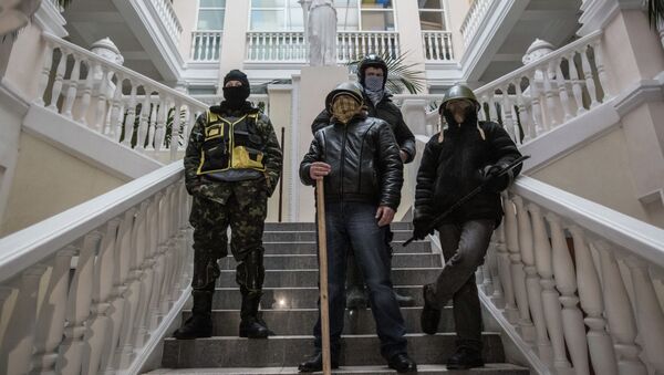 Сторонники оппозиции в захваченном протестующими здании Министерства юстиции Украины, архивное фото