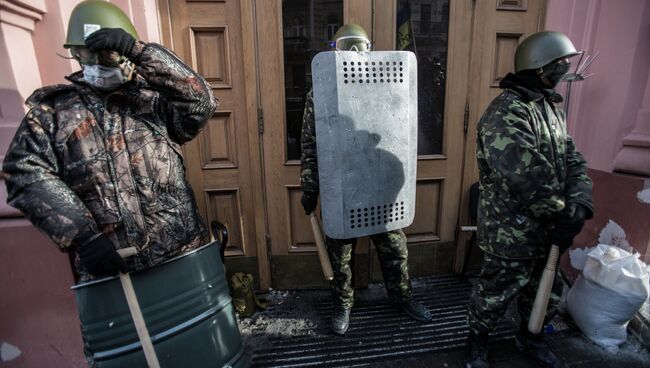 Сторонники оппозиции у входа в захваченное протестующими здание Министерства юстиции Украины. Архивное фото