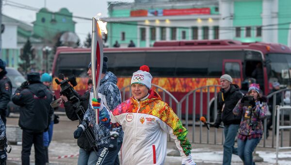 Олимпийская чемпионка по биатлону Анна Богалий во время эстафеты олимпийского огня в Новосибирске, архивное фото
