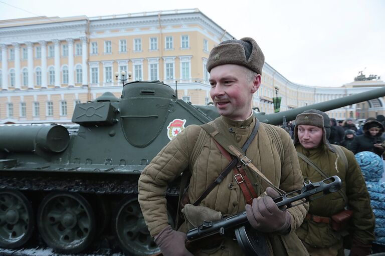 Парад военной техники на Дворцовой площади в Петербурге, посвященный 70-летию освобождения Ленинграда от блокады