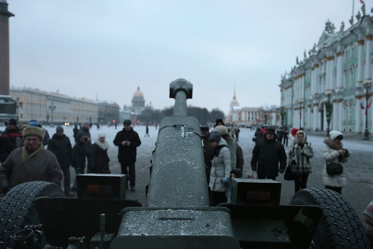 Парад военной техники на Дворцовой площади в Петербурге, посвященный 70-летию освобождения Ленинграда от блокады