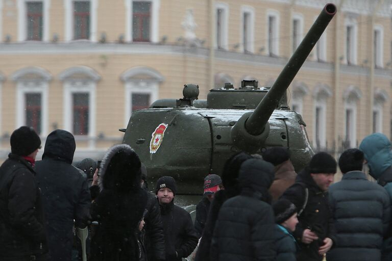 Парад военной техники на Дворцовой площади в Петербурге, посвященный 70-летию освобождения Ленинграда от блокады