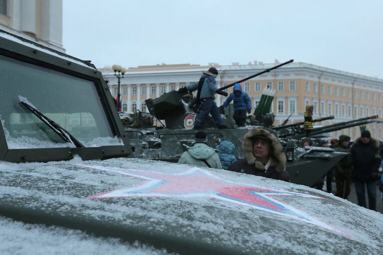 Парад военной техники на Дворцовой площади в Петербурге, посвященный 70-летию освобождения Ленинграда от блокады