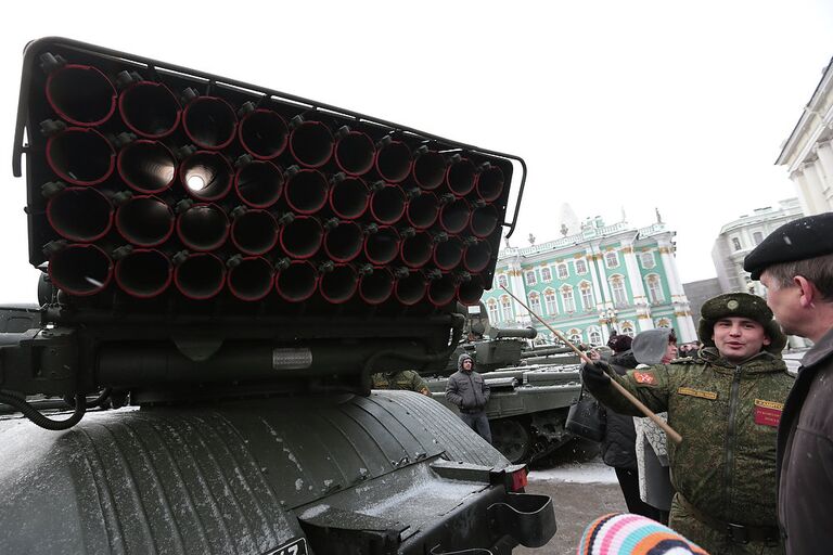 Парад военной техники на Дворцовой площади в Петербурге, посвященный 70-летию освобождения Ленинграда от блокады