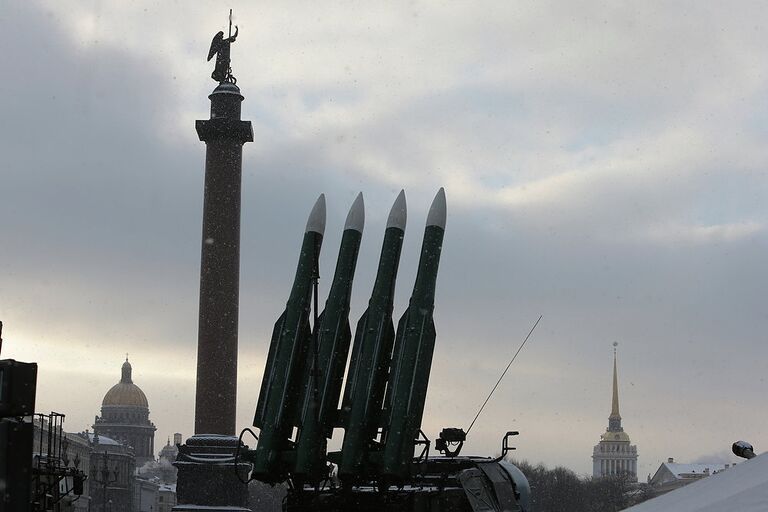 Парад военной техники на Дворцовой площади в Петербурге, посвященный 70-летию освобождения Ленинграда от блокады