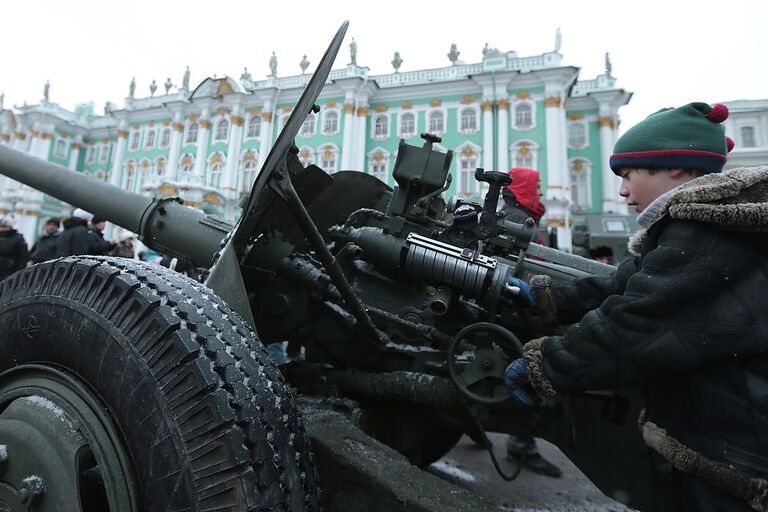 Парад военной техники на Дворцовой площади в Петербурге, посвященный 70-летию освобождения Ленинграда от блокады