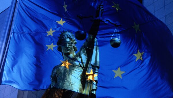 Флаг Евросоюза и богиня правосудия Фемида. Архивное фото
