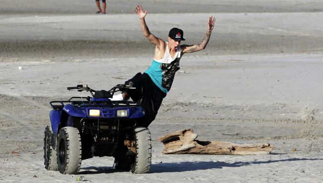Канадский поп-певец Джастин Бибер на пляже в Панаме
