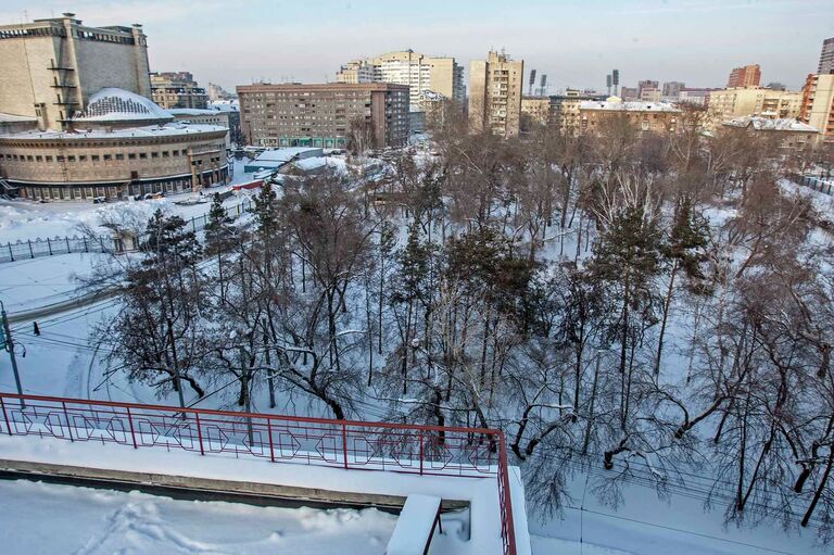Сквер за Театром оперы и балета в Новосибирске Сквер за Театром оперы и балета в Новосибирске