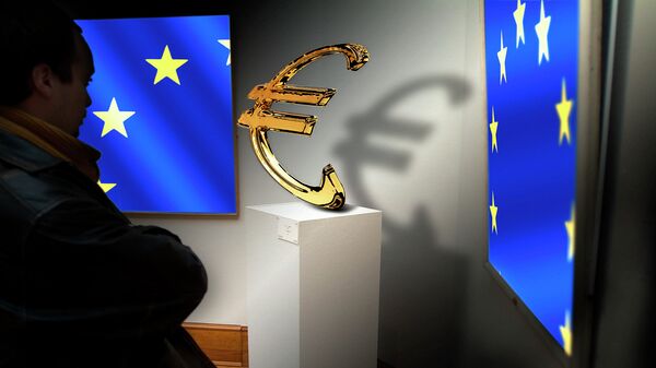 Флаги Евросоюза и значок евро. Архивное фото