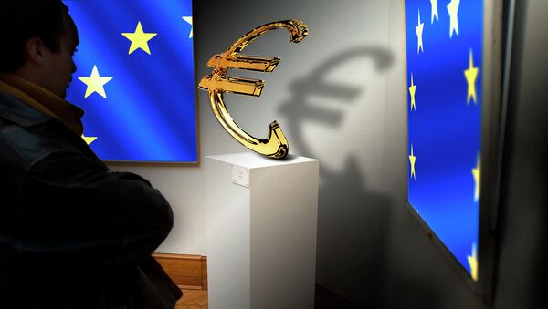 Флаги Евросоюза и значок евро, архивное фото