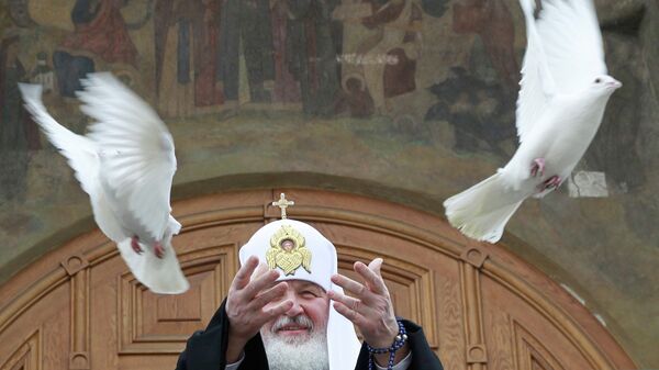 Патриарх Московский и всея Руси Кирилл выпускает в небо голубей