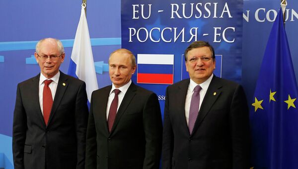 Президент России Владимир Путин, президент Европейского совета Херман Ван Ромпей и президент Европейской комиссии Жозе Мануэль Баррозу. Фото с места событий